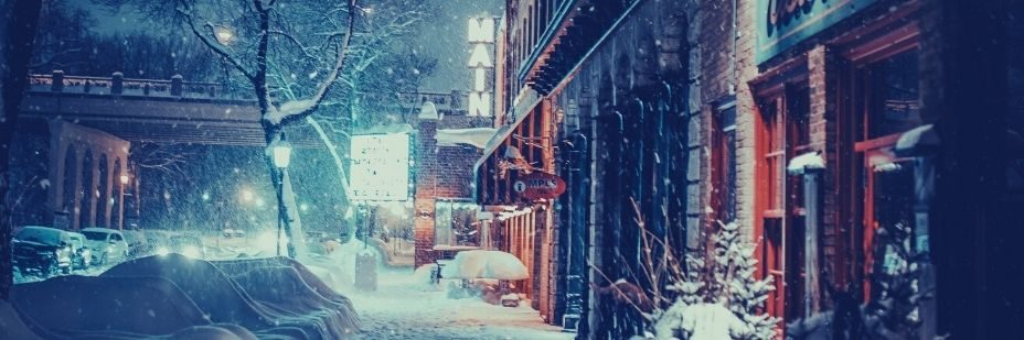 Image d"une rue ensevelie par la neige 