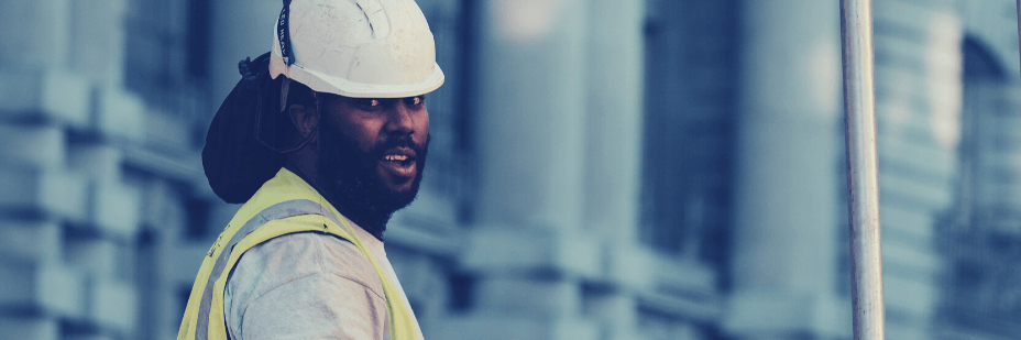 Photo de un homme travaillant sur les chantier